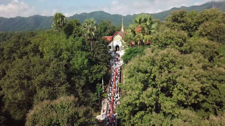 สานต่อประเพณีตักบาตรเทโว วัดอักโขชัยคีรี