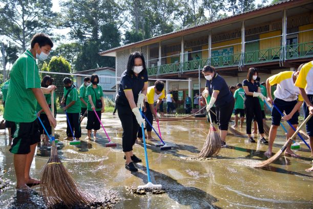 เครือข่ายสิงห์อาสา ลงพื้นที่สิงห์บุรี บิ๊กคลีนนิ่งโรงเรียนหลังน้ำลด ก่อนเปิดเรียน