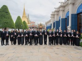 คณะผู้บริหารเมืองไทยประกันชีวิต ลงนามถวายความอาลัย และถวายสักการะเบื้องหน้าพระฉายาลักษณ์ สมเด็จพระนางเจ้าสิริกิติ์ พระบรมราชินีนาถ พระบรมราชชนนีพันปีหลวง