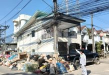 AIS 3BB FIBRE 3 ระดมวิศวกร เดินหน้าภารกิจ “เคาะประตูช่วยซ่อม ฟื้นเน็ตไฟเบอร์ให้ถึงบ้าน เคียงข้างชาวหาดใหญ่”