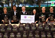 AIS ระดมพนักงาน “อุ่นใจอาสา” แพ็คถุงยังชีพ 1,000 ชุด ส่งมอบกระทรวงกลาโหม – กระทรวง อว. เร่งช่วยผู้ประสบภัยน้ำท่วม